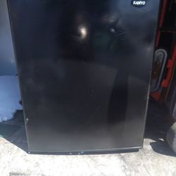 Mini fridge - Decent shape