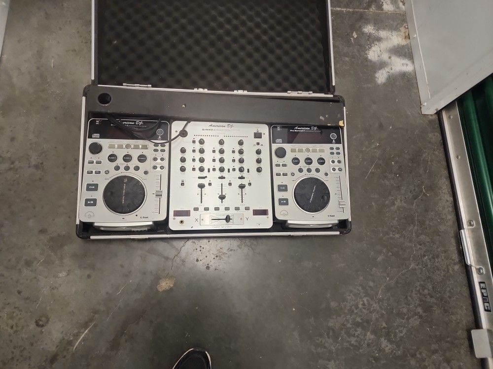 American Dj Pre Amp Mixer With Dual Pro Scratch Cd Players