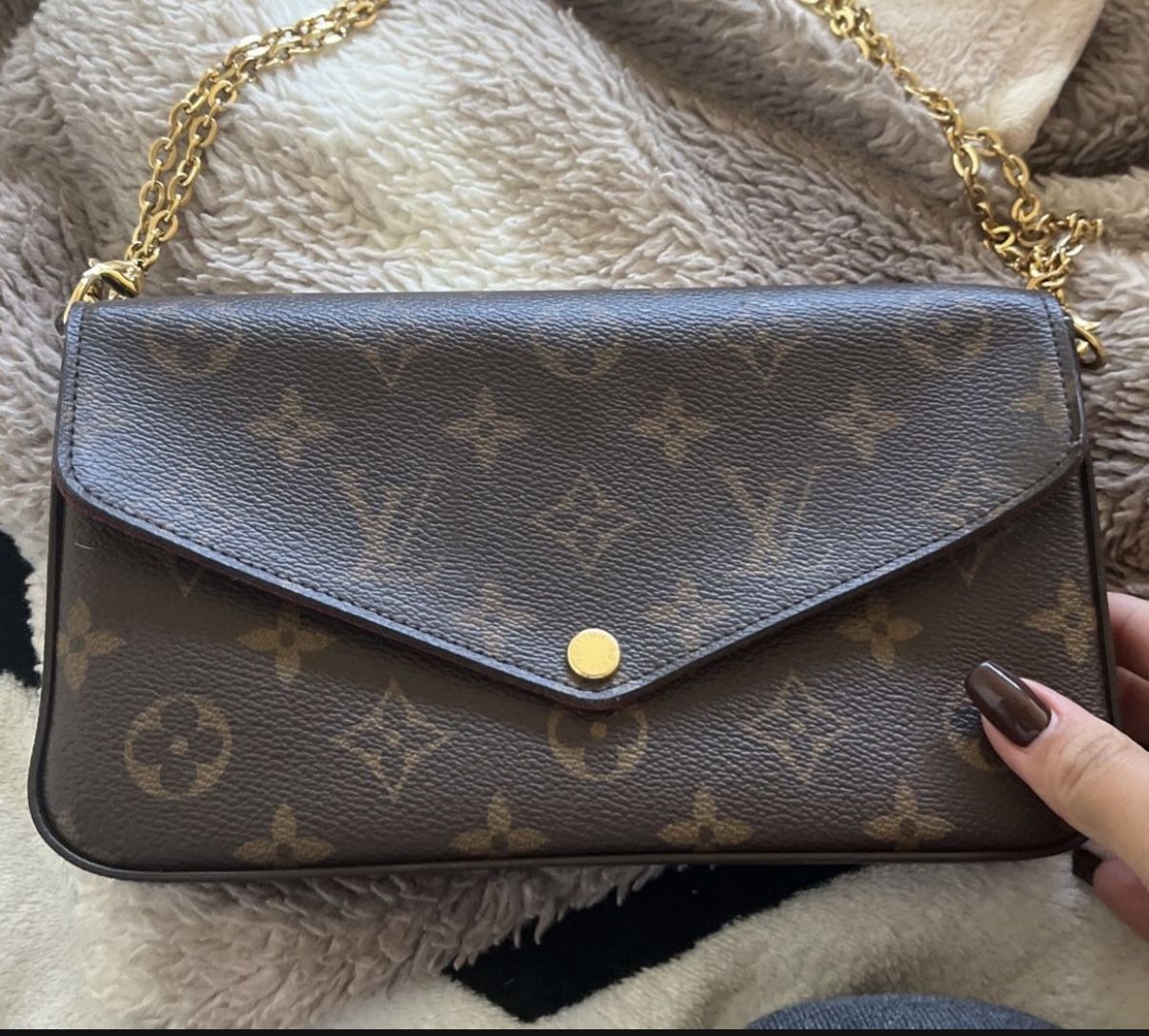 Louis Vuitton Pochette $900