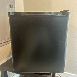 HISENSE MINI FRIDGE IN MINT CONDITION 