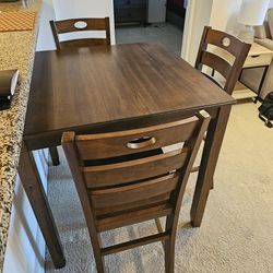 Dining table w/ 4 chairs!