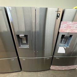 SAMSUNG COUNTER DEPTH REFRIGERATOR WITH ICE AND WATER DISPENSER 