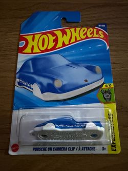 Hot Wheels Mainline Porsche 911 Carrera Clip Keychain Brand New