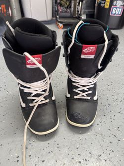 Snowboard boots