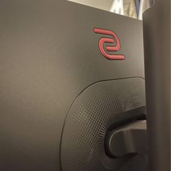 BENQ ZOWIE 2566X+ 400hz Gaming Monitor does come with entire box and all of cables and stuff