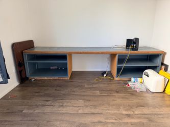 Art desk with adjustable shelves