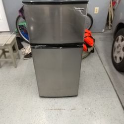 Magic Chef 4.3 Cubic Fridge 12 Volt