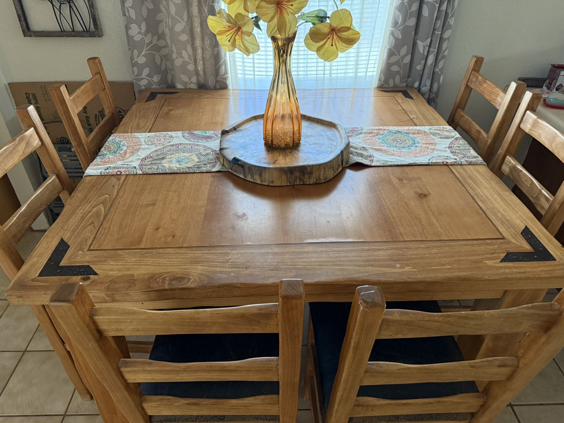 Dining Room Table & Chairs / Mesa y sillas de comedor