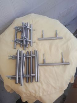 Kitchen gabinets  drawers and doors handles, 10 pcs 4 inches screw to screw and 9 pcs 3 1/4 inches screw to screw all 19 pcs by $10.00 pick up only
