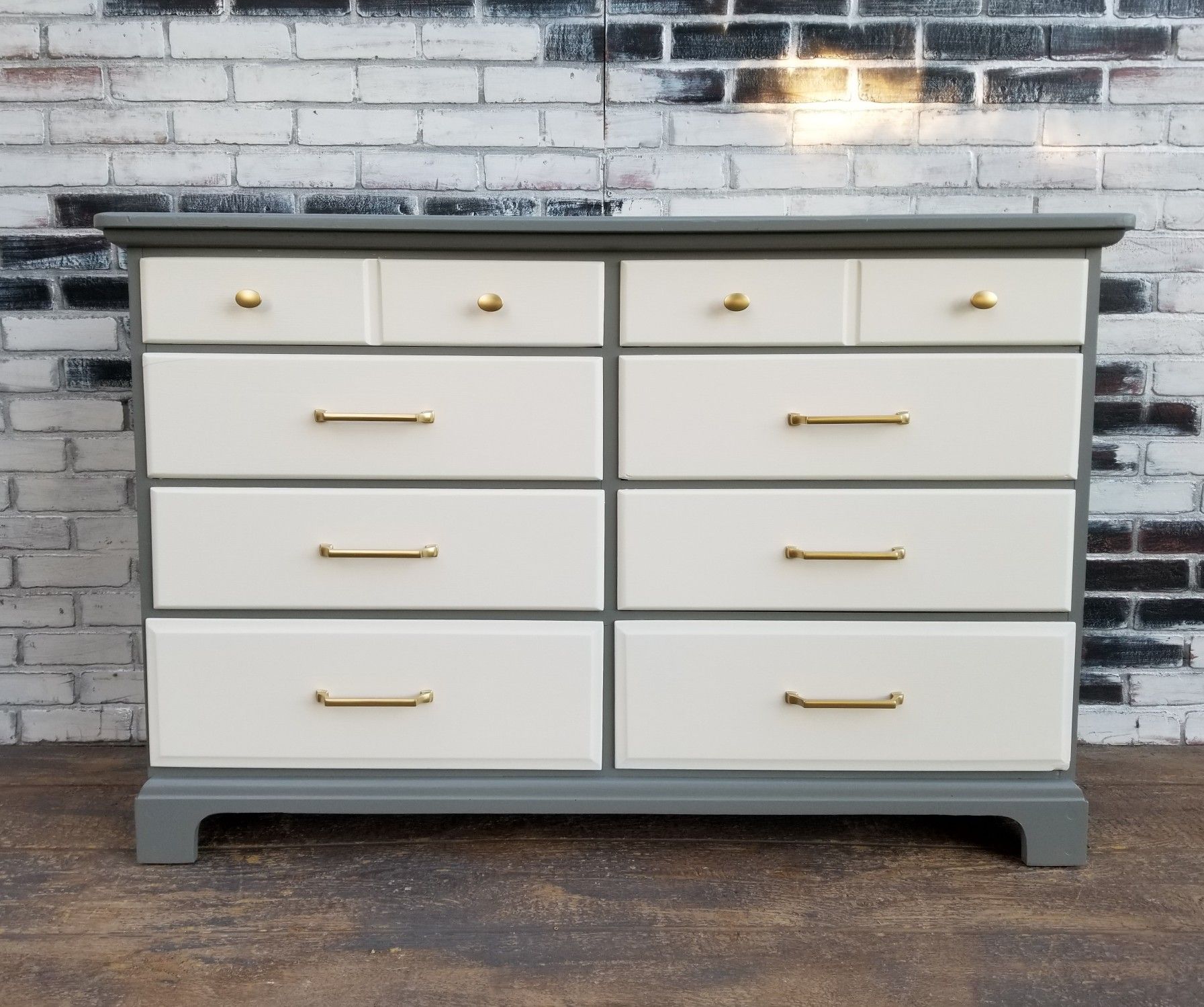 Credenza Dresser. 8 drawers. Stone gray / Off white / gold