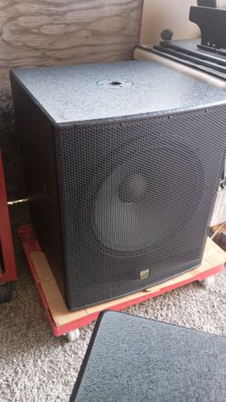 Dj Speaker Powered  Subwoofer 18" inch, Works Great,  Sound Amazing, 2000 Thousand Watts Each,  $598 Each or Best offer, Mucho bass