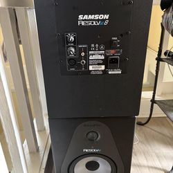 2 Samson Resolv SE 8 speakers