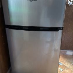 Mini fridge 