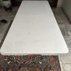 FOLDING TABLE