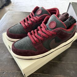 Nike SB Dunk Low Riot Skateshop!