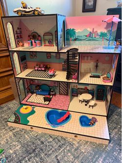 LOL doll house with 35+dolls and car etc..