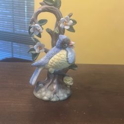 Royal crown bird statue