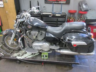 PARTED OUT - 2004 02-06 Victory Touring - Motorcycle parts - 001486