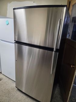 Ge top and bottom refrigerator 33inch Wide warranty Financing With Snap If You Qualify Reconditioned