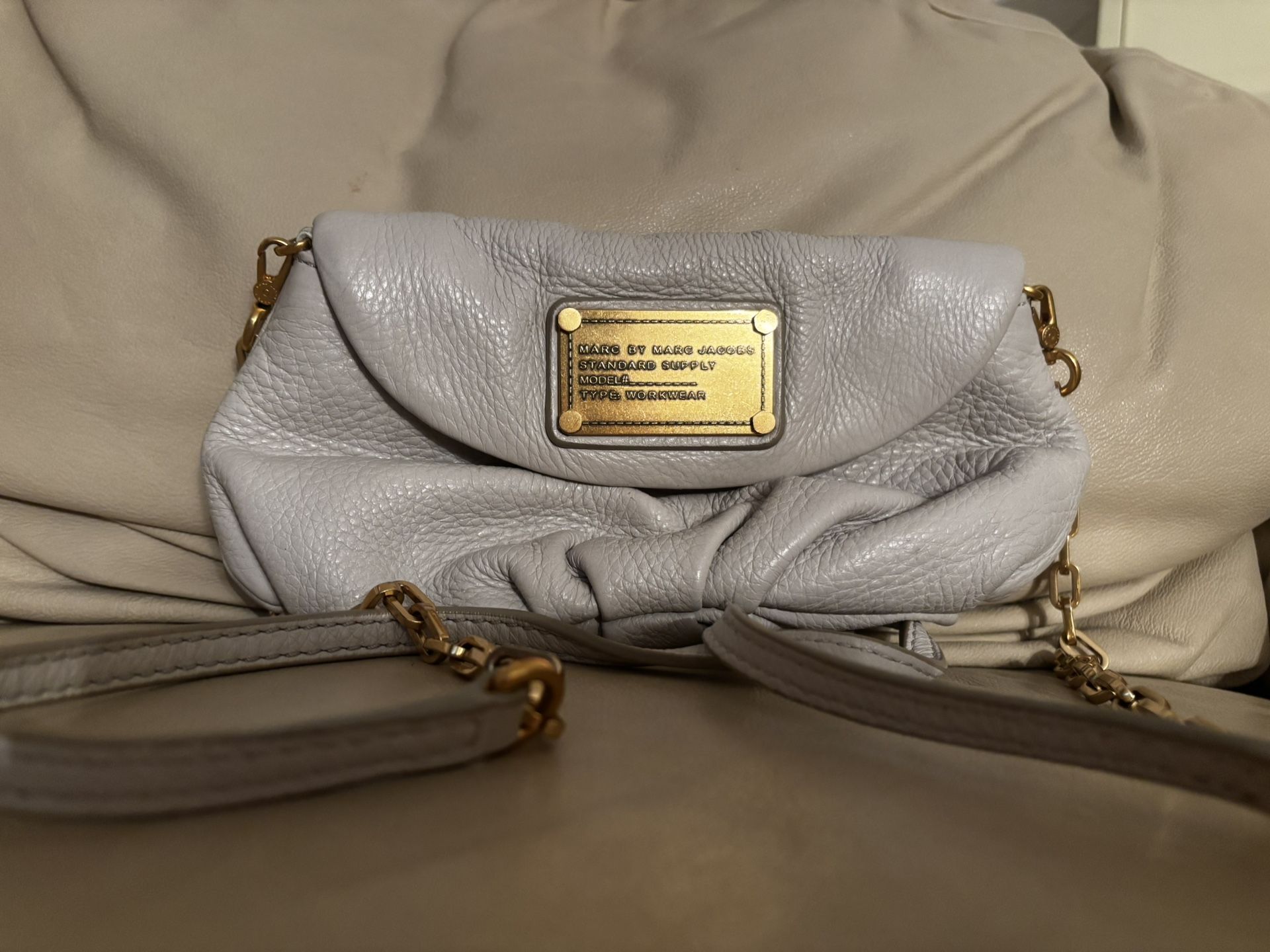 Marc Jacobs light gray pebbled leather crossbody 