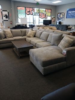 Amazing high end sectional light Grey or dark or farmhouse beige. Must sell can deliver next to winco n home depot