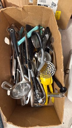 Mixed Kitchen Utensil Lot
