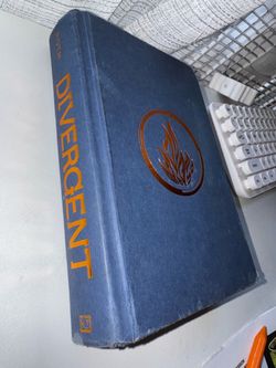 Divergent (Hard Cover)