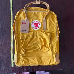 Kanken Fjall Raven