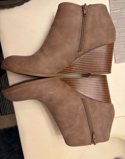 Brown size 10 wedge boots