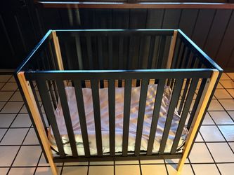 Beautiful wooden Crib ! Like new