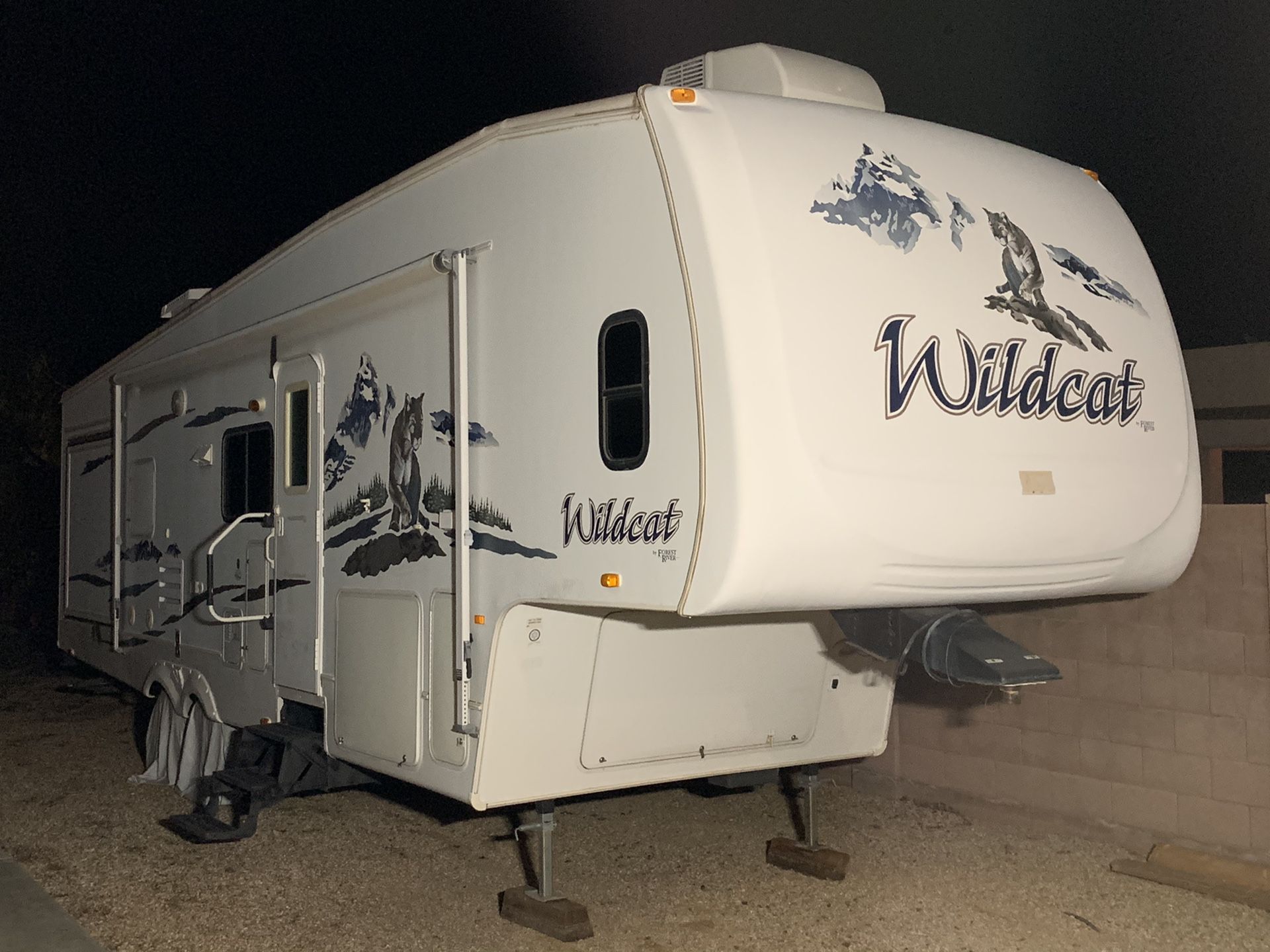 2007 Wildcat 5th wheel trailer 32’ Beautiful inside