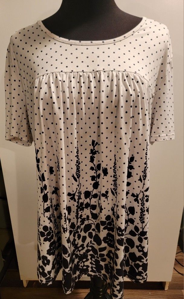 Women’s tunic shirt with black polka dots and a floral print size XL
