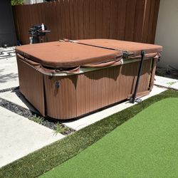 Hot Tub Spa - Fully Functional - MUST GO