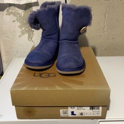 UGG Women's Bailey Button size 6
