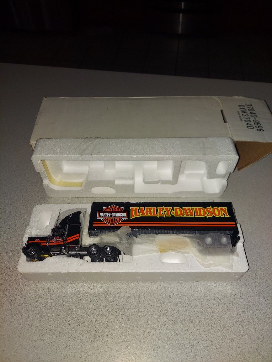 VINTAGE MATCHBOX COLLECTIBLES DYM37040 HARLEY-DAVIDSON PETERBILT BIG RIG TRACTOR TRAILER 1:58 DIE CAST IN STYROFOAM IN BOX