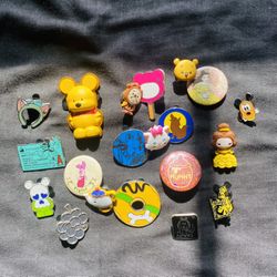 Assortment of different Disney pins 
