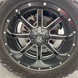 Almost Like New 22 Inch Rims On 35’S