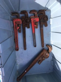 Pipe wrenches