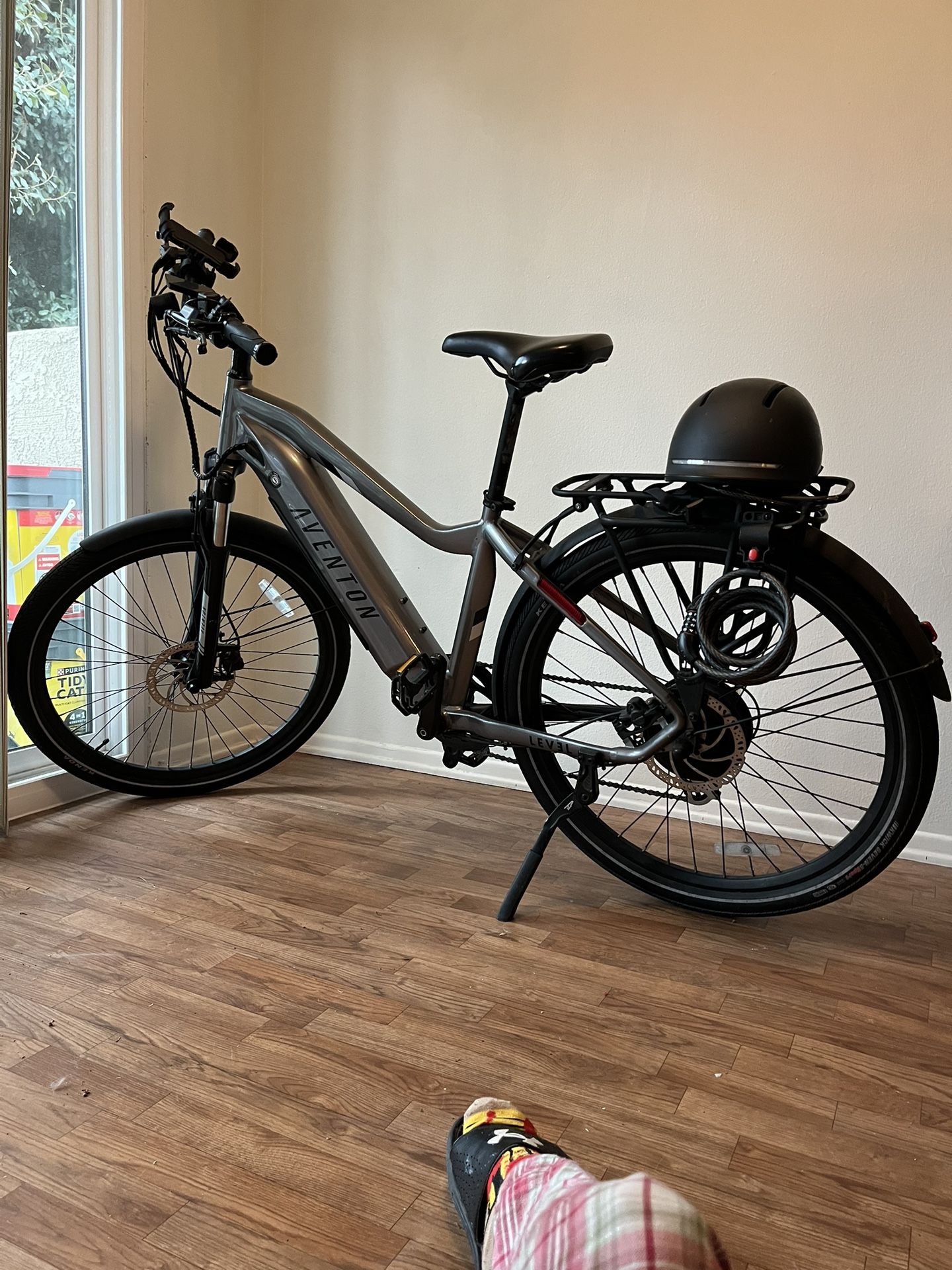 Lvl.2 e-bike w/ Unit 1 Bike Helmet