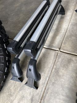 Nissan Juke Crossbars made by Thule and Thule Snowpack