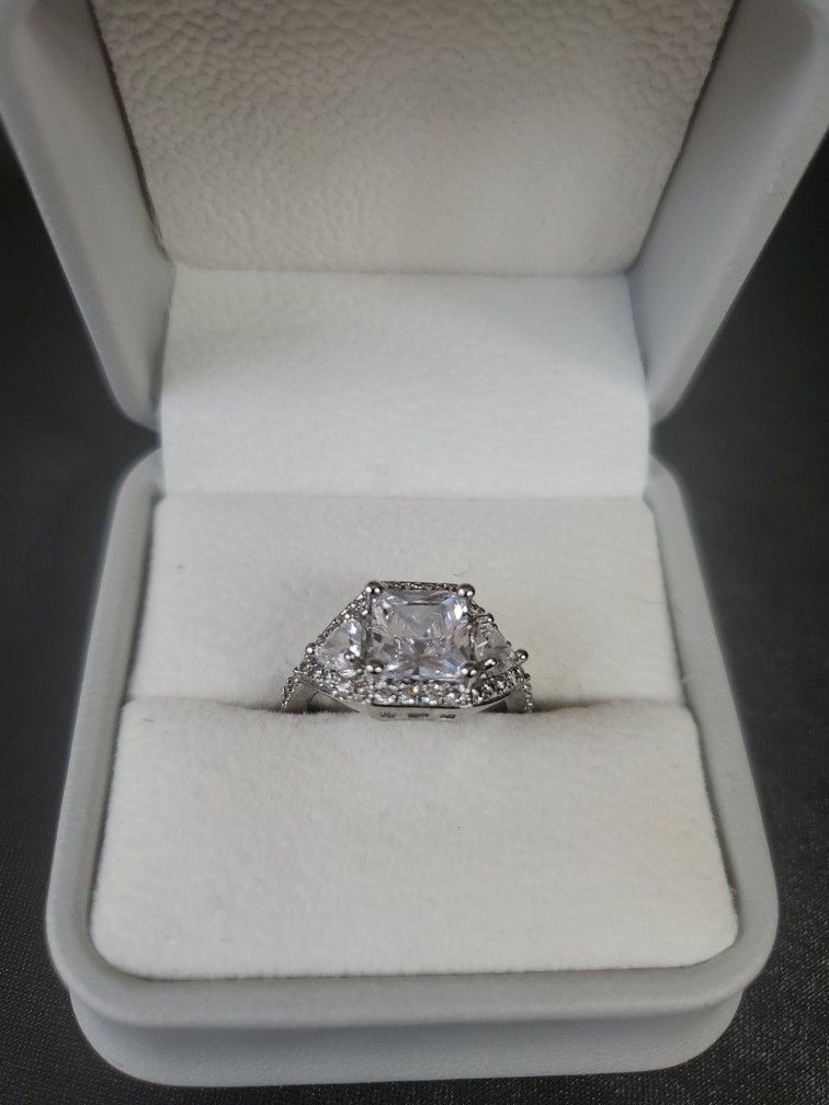 GORGEOUS ENGAGEMENT WEDDING RING! 