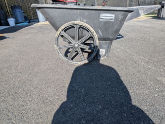 Heavy Duty Rubbermaid Yard Cart / Wheelbarrow: