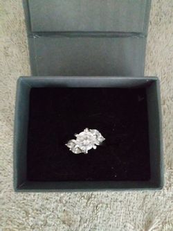 Wedding / engagement ring