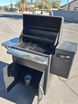 TRAEGER SILVERTON 620 PELLET GRILL SMOKER WITH WI-FI USED WORKS GREAT