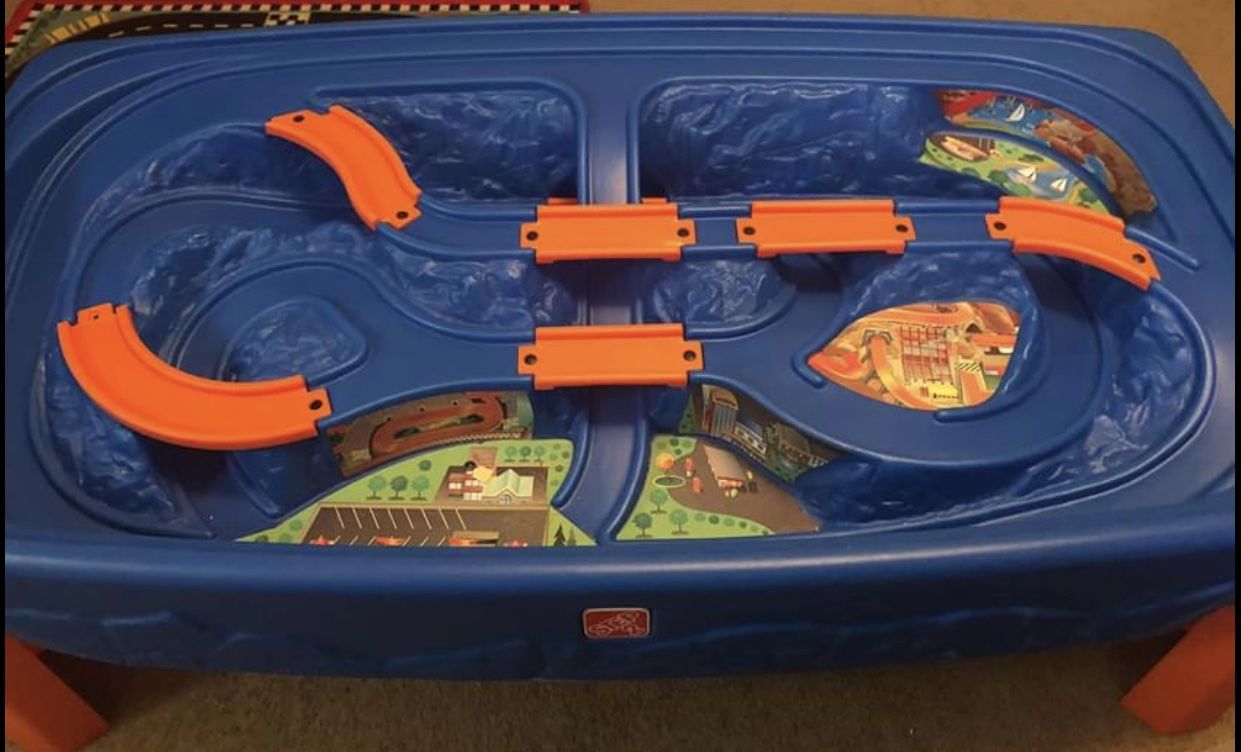 Step2 Hot Wheels Table with Case of Cars