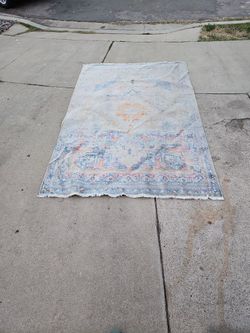 Rug 5'x 7'6"