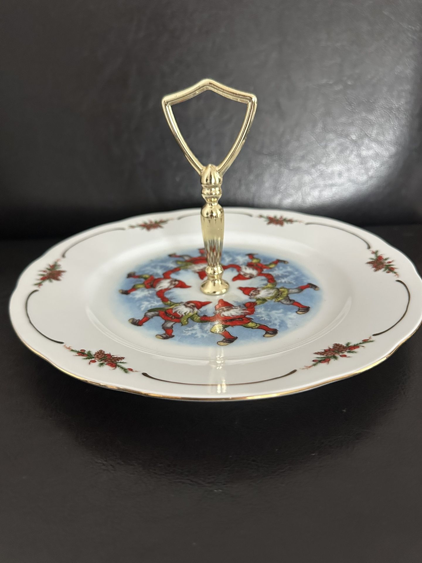 Old Fashioned Christmas by Christineholm Porcelaine Serving Luncheon-Dessert Plate with Handle Disc (circa 1(contact info removed))