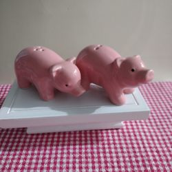 Vintage, The Pink , Piglet, Salt And Pepper Shaker's, Mint Condition.