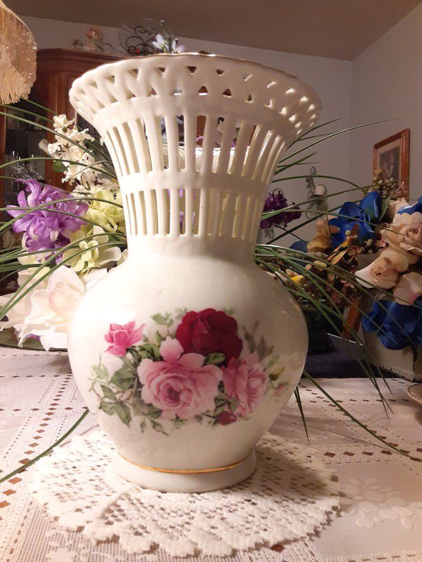 10INCHS TALL  VERY  beautiful  VASE  With  GOLD TRIM  top AND BOTTOM  REALLY NICE LOOKING  ROSES 
