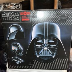 Hasbro Star Wars E0328 The Black Series Darth Vader Premium Electronic Helmet